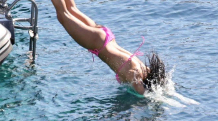 Τραγουδίστρια διεθνούς φήμης κάνει διακοπές στη Μύκονο με ζευγάρι της κυπριακής showbiz! [εικόνες]