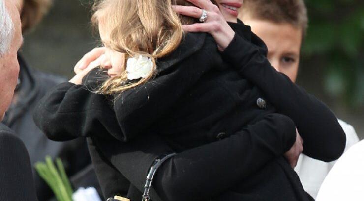 Καταβεβλημένη η Nicole Kidman στην κηδεία του πατέρα της [εικόνες]