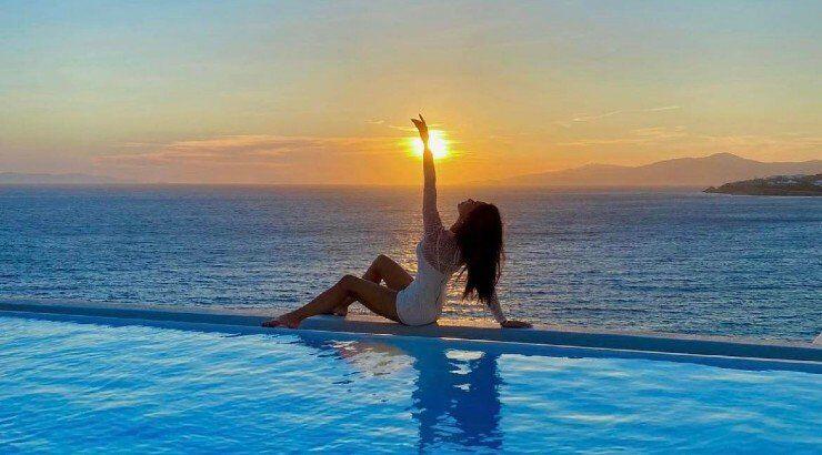 Τραγουδίστρια παγκοσμίου φήμης κάνει tour στις Κυκλάδες για διακοπές και εντυπωσιάζει! [εικόνες]