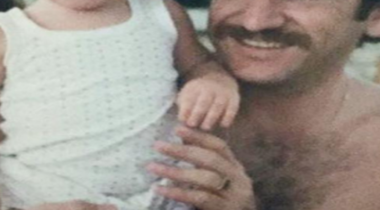 Ποιος επώνυμος Κύπριος είναι το αγοράκι στη φωτογραφία;