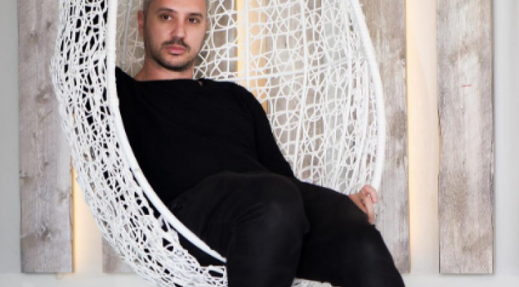 Νικόλας Ιωαννίδης: Δεν θα πιστεύετε πως πήγε ντυμένος για επίσκεψη στους γείτονές του!