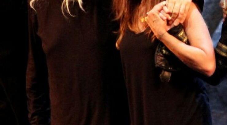 Το παθιασμένο φιλί στο στόμα Βίσση - Καρβέλα σε συναυλία της