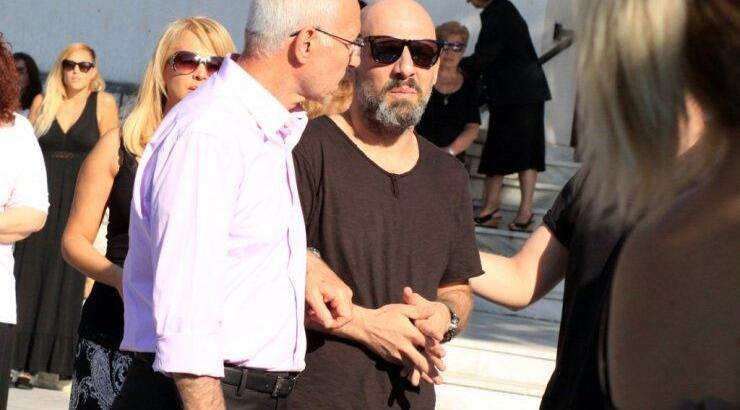 Νίκος Μουτσινάς: Συντετριμμένος στην κηδεία της μητέρας του [εικόνες]