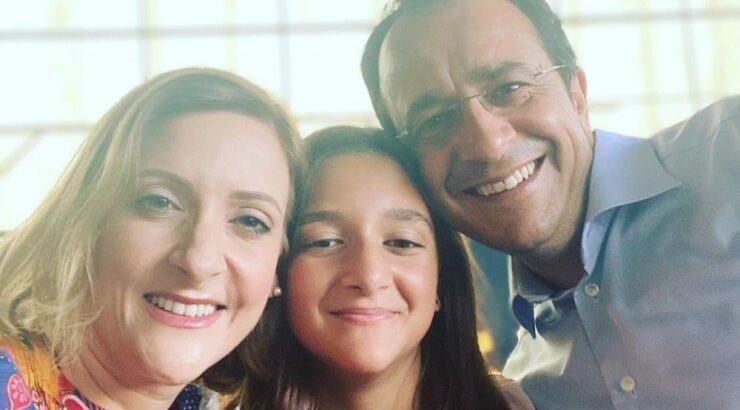 Νίκος Χριστοδουλίδης - Φιλίππα Καρσερά: Οι οικογενειακές τους εικόνες από την αποφοίτηση της κόρης τους