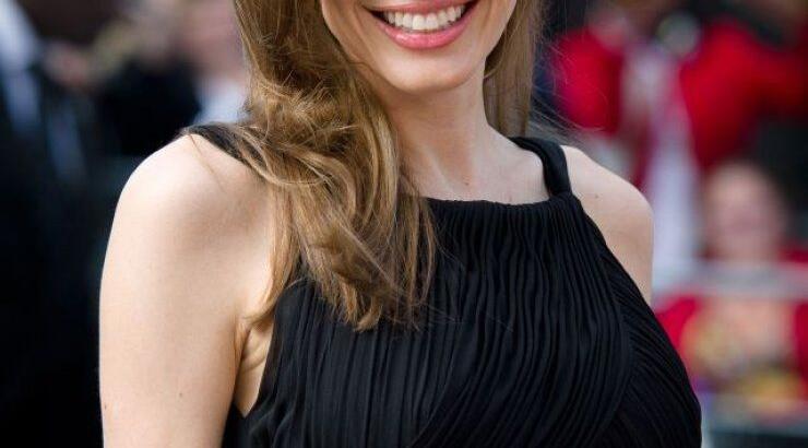 H Angelina Jolie με σανδάλια ελληνικού brand