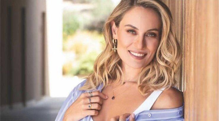 Ελεονώρα Μελέτη: Η κόρη της και ο σύζυγός της επιμελούνται την εμφάνισή της λίγο πριν την πρεμιέρα [βίντεο]