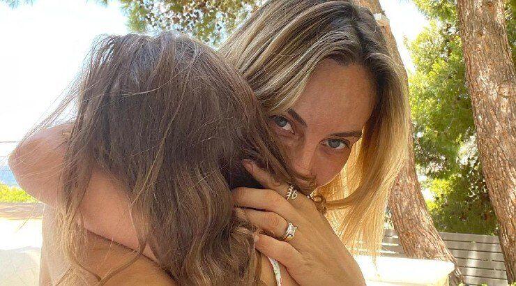 Ελεονώρα Μελέτη: Ποζάρει με μπικίνι και η κόρη της κάνει το πιο cute photobombing! 