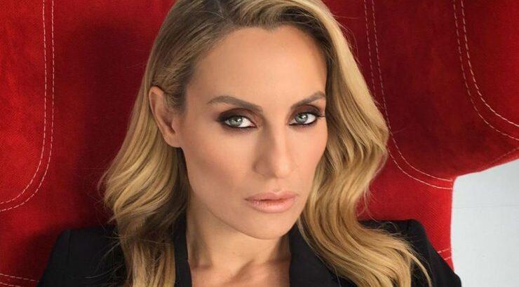 Ελεονώρα Μελέτη: Βουτιές στην πισίνα με την κόρη της [βίντεο]