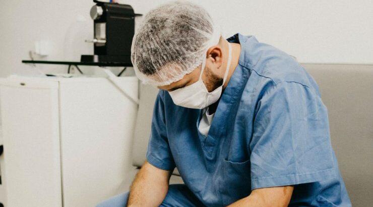 Σπαράξαμε με το βίντεο νοσηλευτή που κλαίει στο πάτωμα καθώς δεν μπορούσε να αγκαλιάσει το παιδί του!