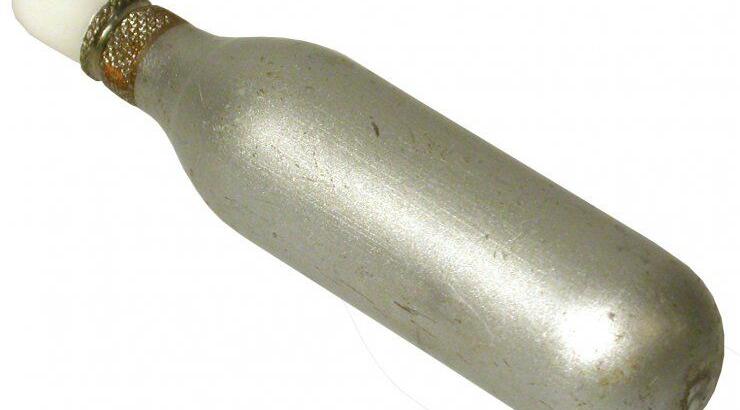 Χειροπέδες σε νεαρή που πουλούσε αέριο γέλιου