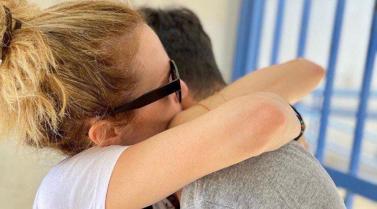 Ντορέττα Παπαδημητρίου: Ποζάρει με τον γιο της στα παρασκήνια του θεάτρου και την έχει περάσει σε ύψος