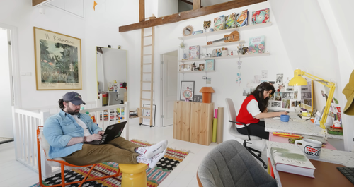 Πώς ένα δημιουργικό ζευγάρι ζει και εργάζεται σε ένα διαμέρισμα 54τ.μ.