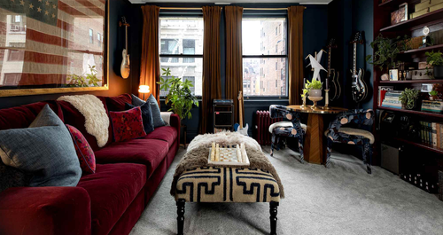 Αυτό το διαμέρισμα 70τ.μ. στη Νέα Υόρκη μεταμορφώθηκε με σκούρα μπογιά και μοκέτα