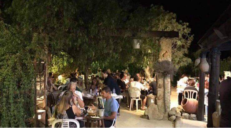 Πάμε για οφτό κλέφτικο σε μία όμορφη αυλή