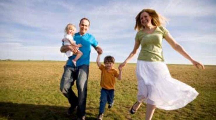 «Δώσε ένα φιλί στο θείο». Γιατί δεν πρέπει ποτέ να το πούμε στο παιδί μας! 