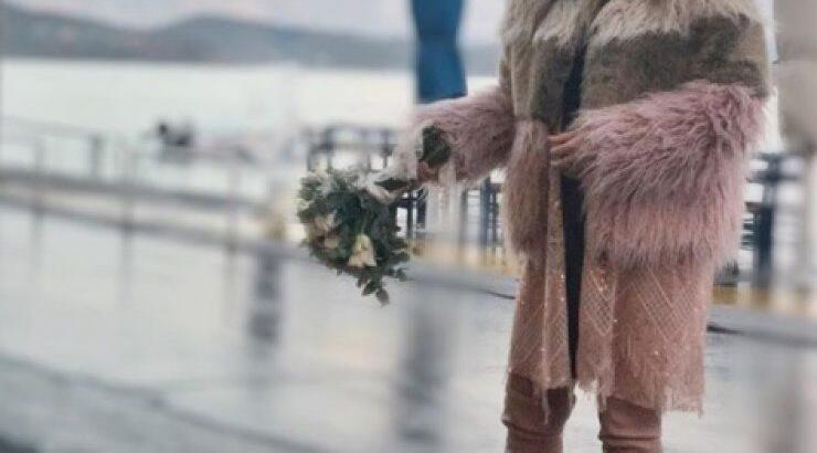 Η Αθηνά Οικονομάκου αποκαλύπτει για πρώτη φορά την ηχηρή απουσία στο γάμο της με το Φίλιππο Μιχόπουλο