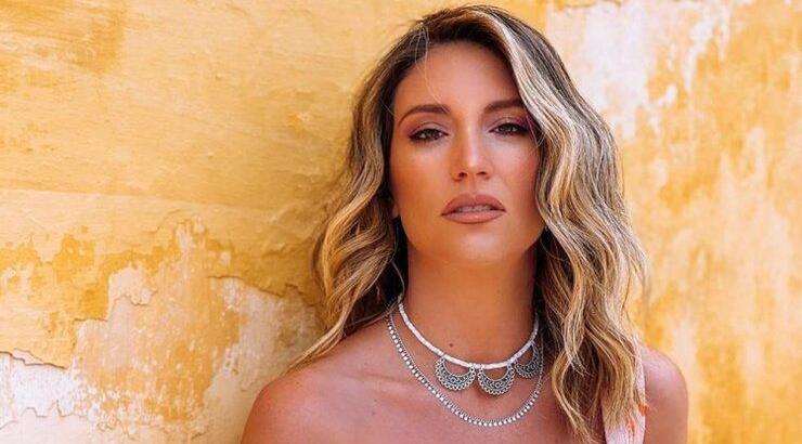 Το wavy look της Αθηνάς Οικονομάκου είναι ιδανικό εάν είσαι καλεσμένη σε γάμο