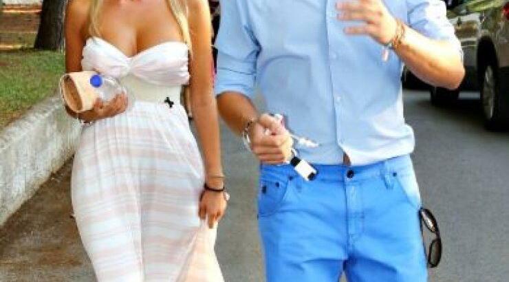 Η απάντηση της Βίκυς Κάβουρα στα δημοσιεύματα που την θέλουν ξανά με τον Νίκο Οικονομόπουλο!