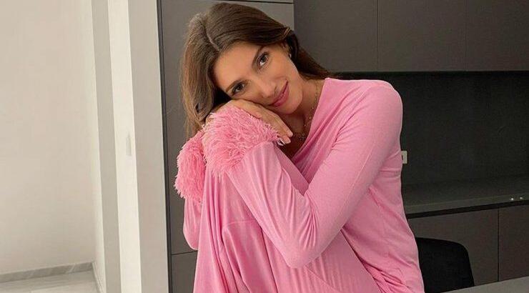 Ολίβια Κωνσταντινίδη: Σου δείχνει πώς να υιοθετήσεις το μακιγιάζ της Hailey Bieber [βίντεο]