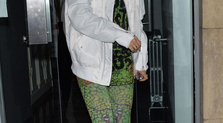 Διάσημη σταρ εμφανίζεται με κουκούλα [εικόνες]