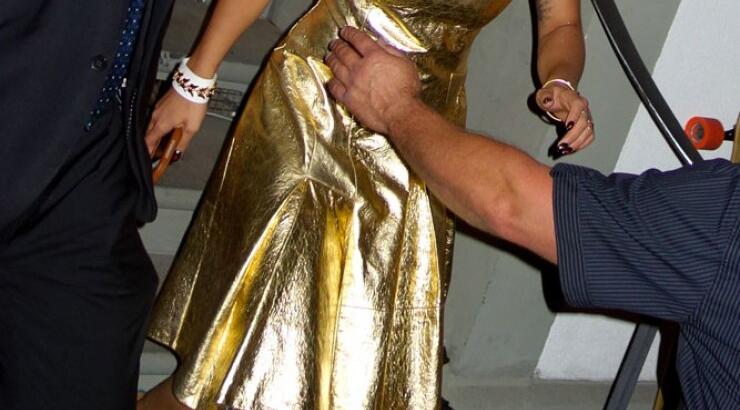 Rita Ora: Έβαλε τα χρυσά της και ανέβηκε στη σκηνή [εικόνες]