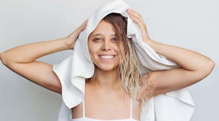 Λαμπερά & ενυδατωμένα μαλλιά: Τα φυσικά προϊόντα που θα σου γίνουν απαραίτητα