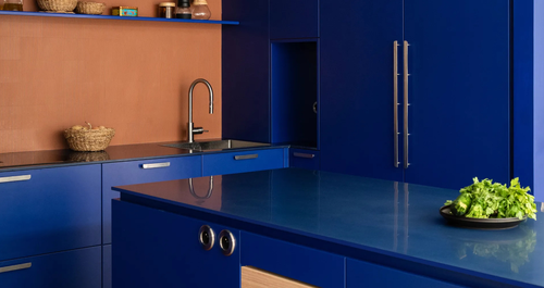 Η απρόσμενη απόχρωση του μπλε που μπορεί να απογειώσει μια κουζίνα