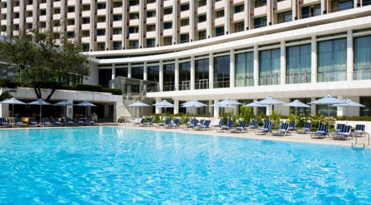 Στην πισίνα του Hilton Αθηνών
