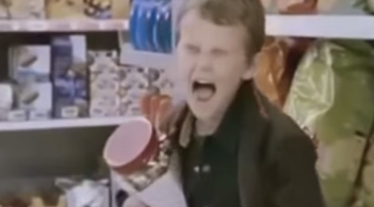 Η πιο αστεία τακτική από μητέρα για να μην κάνει θόρυβο το παιδί της!