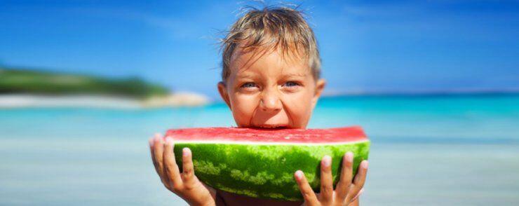 Τι πρέπει να τρώνε τα παιδιά το καλοκαίρι;