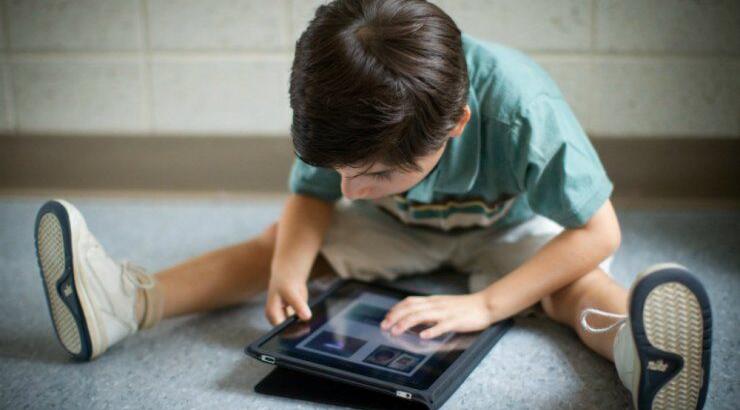 Παιδί και οθόνες: 4 νέες συστάσεις από τους ειδικούς!