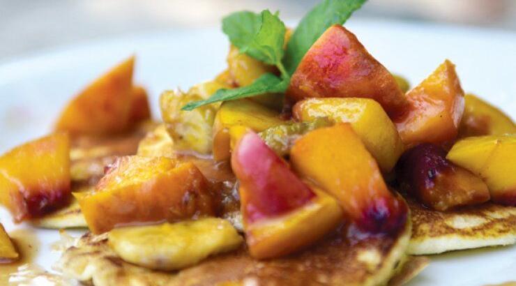 Pancakes με σοτέ φρούτα