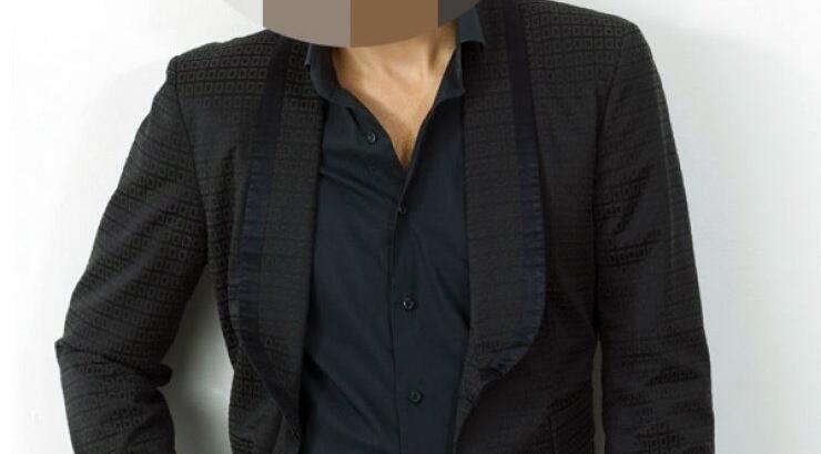 Γνωστός Έλληνας τραγουδιστής ανεβαίνει τα σκαλιά της εκκλησίας 