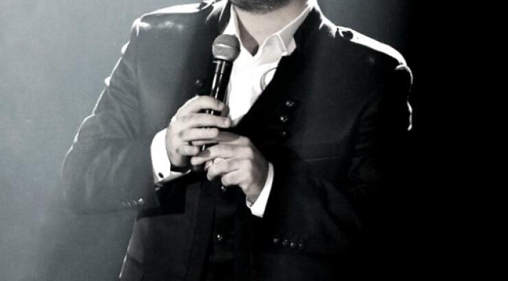 Πρωταγωνιστής από τα "Δίδυμα Φεγγάρια" τραγουδά Παντελίδη και κάνει όλο το διαδίκτυο να δακρύσει