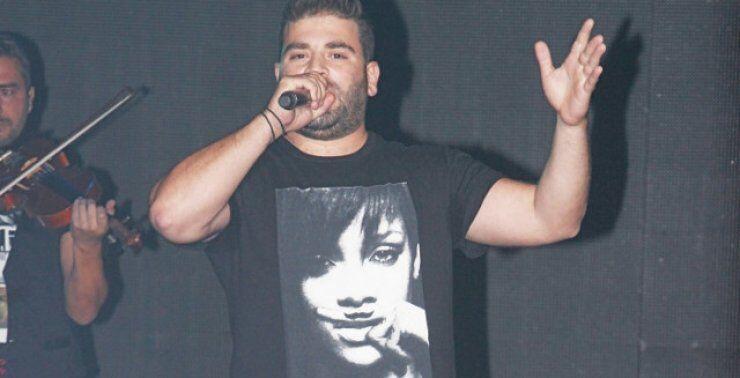 Πέταξαν μαξιλάρια στον Παντελή Παντελίδη