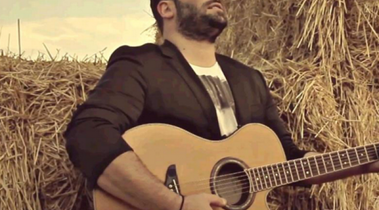 Απίστευτο! Δείτε το σωσία του Παντελίδη που βρέθηκε στο μνημόσυνο του τραγουδιστή!