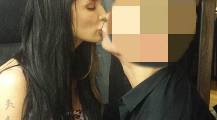 Ποιον φιλάει η Πάολα στο στόμα και κλέβει τα φλάς;