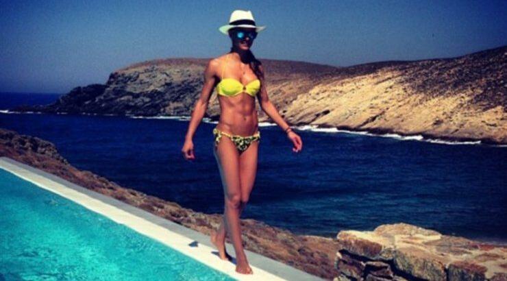 Μπορείτε να αναγνωρίσετε ποια είναι αυτή η Ελληνίδα τραγουδίστρια;