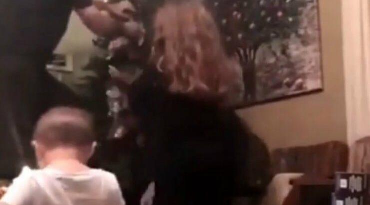 Ότι πιο όμορφο θα δεις σήμερα! Ζευγάρι της ελληνικής showbiz στόλισε το δέντρο παρέα με τα παιδάκια του! [βίντεο]