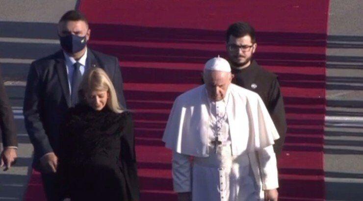 Έφτασε στην Κύπρο ο Πάπας Φραγκίσκος – Με total black outfit τον υποδέχθηκε στο αεροδρόμιο η Αννίτα Δημητρίου