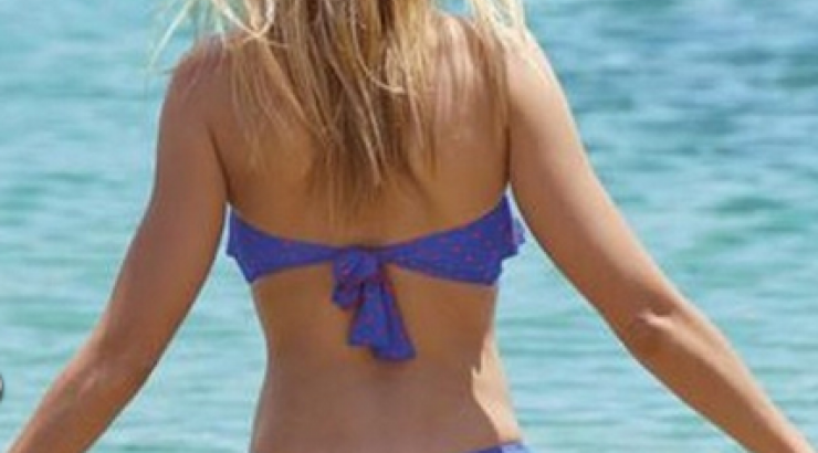 Η σέξι πίσω όψη επώνυμης Ελληνίδας!