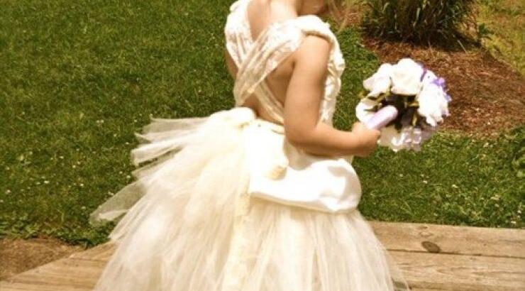 Το παρανυφάκι φιλάει καλύτερα από τη νύφη [εικόνα]