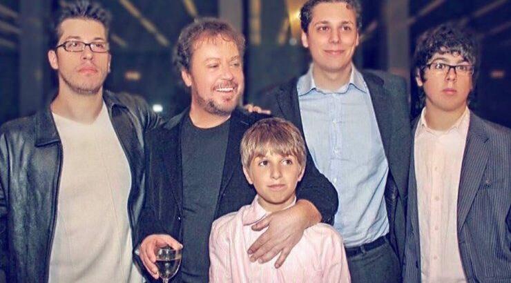 Ο Γιάννης Πάριος έχει τα γενέθλιά του και τα γιόρτασε με τους γιους του! [εικόνα]