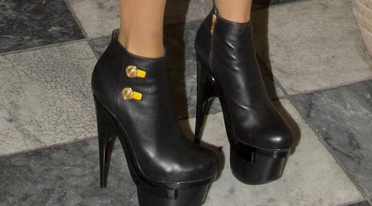 Ποια διάσημη φοράει αυτά τα μποτάκια;