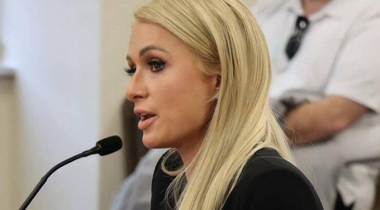 Paris Hilton: "Mε απαγάγουν στη μέση της νύχτας, με ψάχνουν γυμνή και με κλειδώνουν"