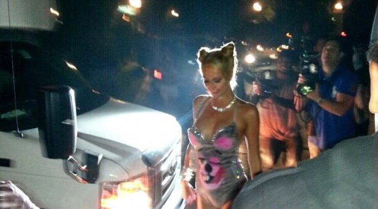 Paris Hilton: H καυτή εμφάνισή της στην έπαυλη του Playboy!!!