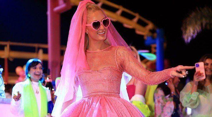 Paris Hilton: Με neon ροζ φόρεμα στο γαμήλιο πάρτι! [εικόνες]