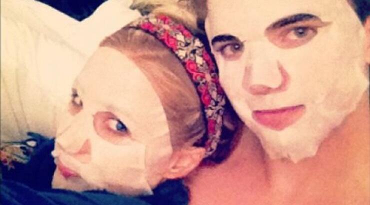 Δες τη Paris Hilton και το σύντροφό της με κρέμες προσώπου!