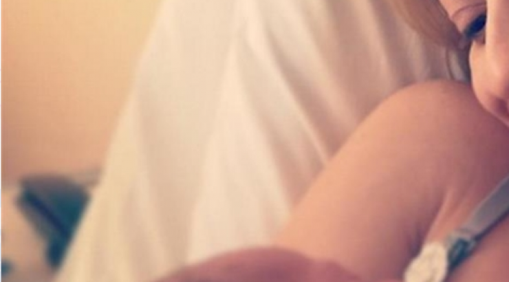 Η πρώτη φωτογραφία Ελληνίδας παρουσιάστριας μέσα από το μαιευτήριο μετά τη γέννηση του γιου της!