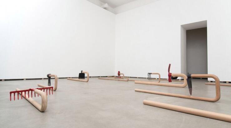 Μια έκθεση με παραμορφωμένα εργαλεία